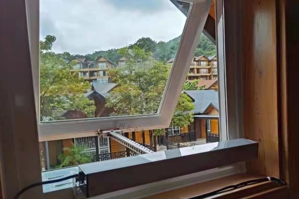 工業(yè)廠房安裝電動(dòng)開窗器的優(yōu)點(diǎn)有哪些??消防電動(dòng)排煙天窗